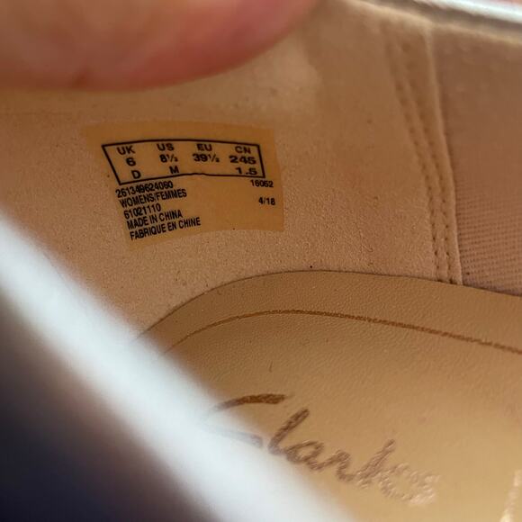 Clarks Silver Leather Pumps SZ 8.5 Round Toe Metallic Classic Heels Formal Event - Picture 8 of 8